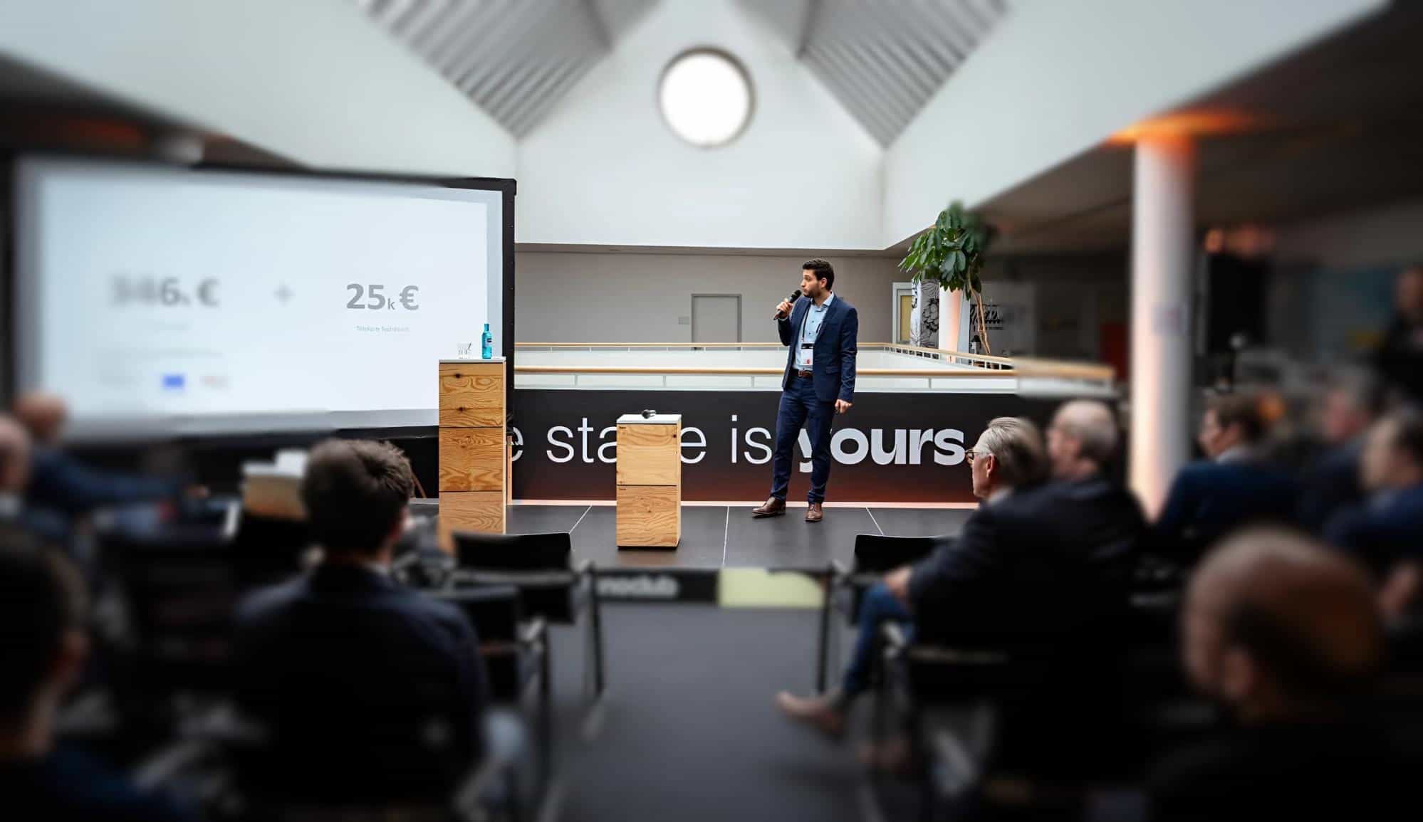 Haris auf der Bühne bei der InnoClub Eröffnung