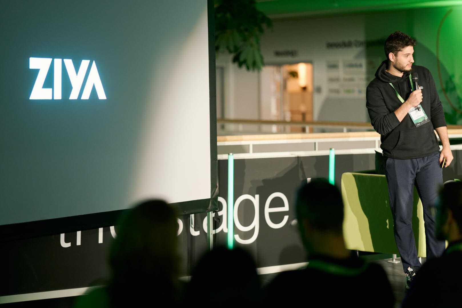 Ziya Präsentation auf der Bühne