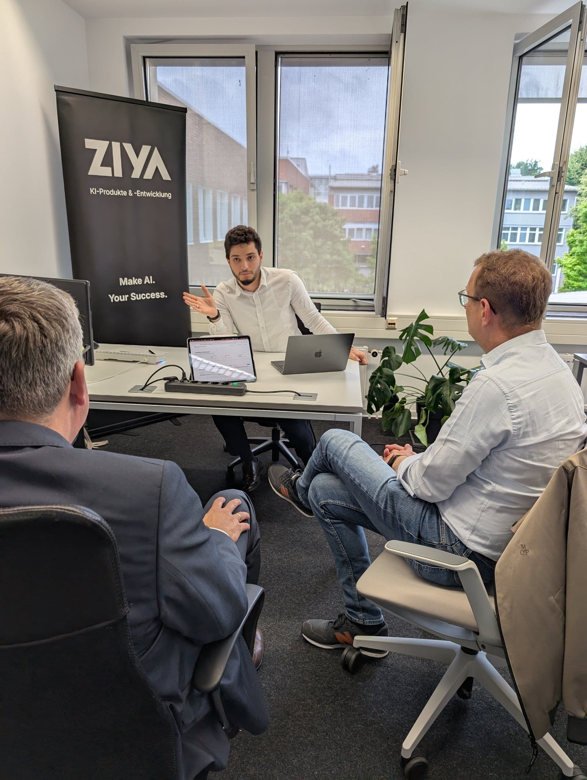 Besuch der IHK und eines Bundestagsabgeordneten bei Ziya im Büro